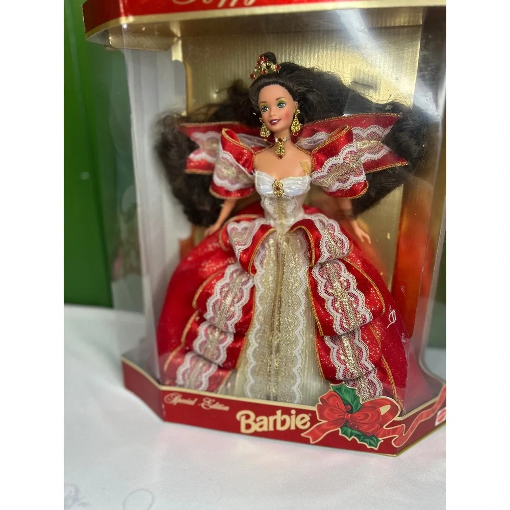 Mattel 1997 Happy Holidays Barbie Special Edition Brunette Red Gown 17832 NIB